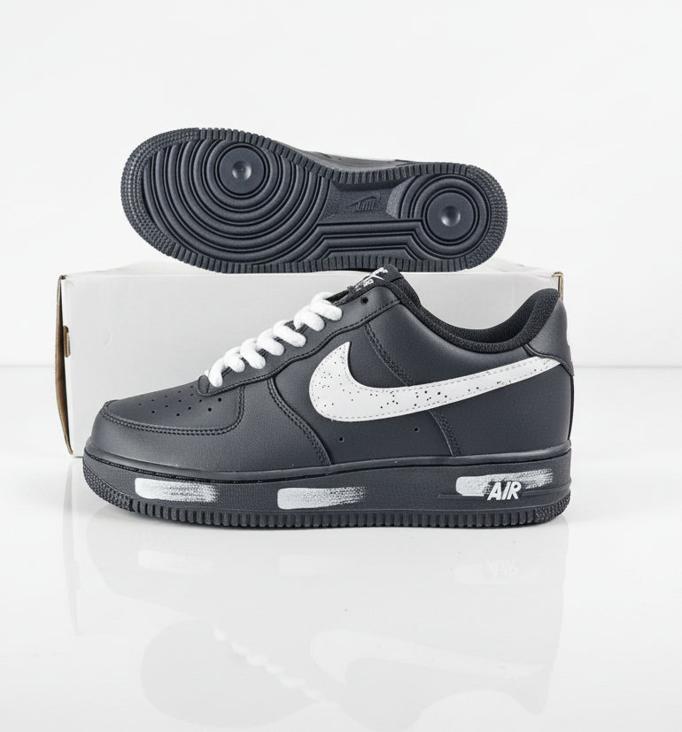 Air Force 1 Low BLACK AND WHITE..