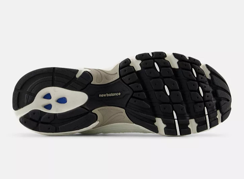 New Balance
mesh panel sneakers