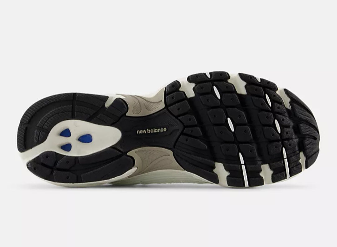 New Balance
mesh panel sneakers