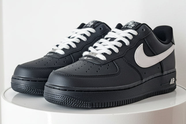 Air Force 1 Low BLACK AND WHITE..