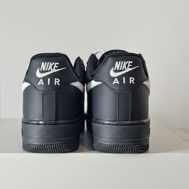 Air Force 1 Low BLACK AND WHITE..